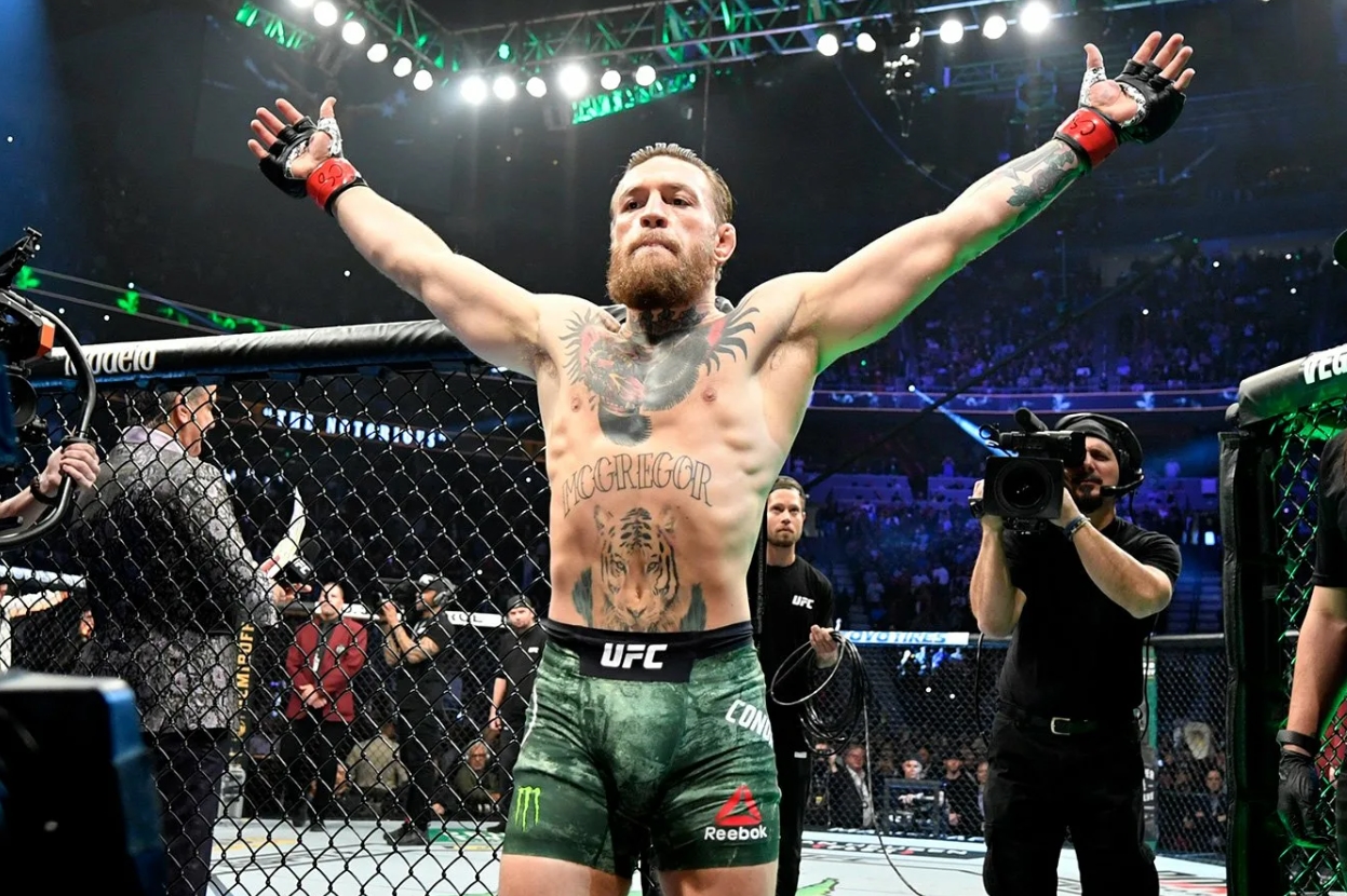 Conor McGregor plivl do Khabib Fan's Face
