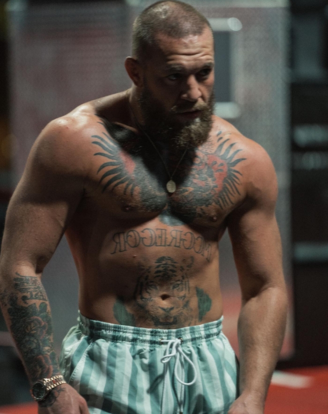 Conor McGregor plivl do tváře fanouška Khabiba - nové kolo konfliktu