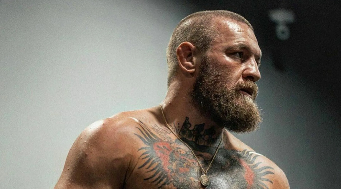 Conor McGregor s pásem BKFC náznak nového boje nebo PR trik