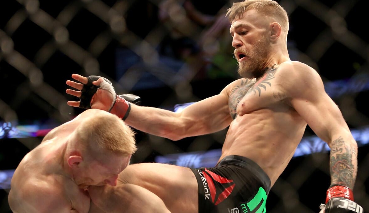 Khabib, také, je zastíněn otázkami